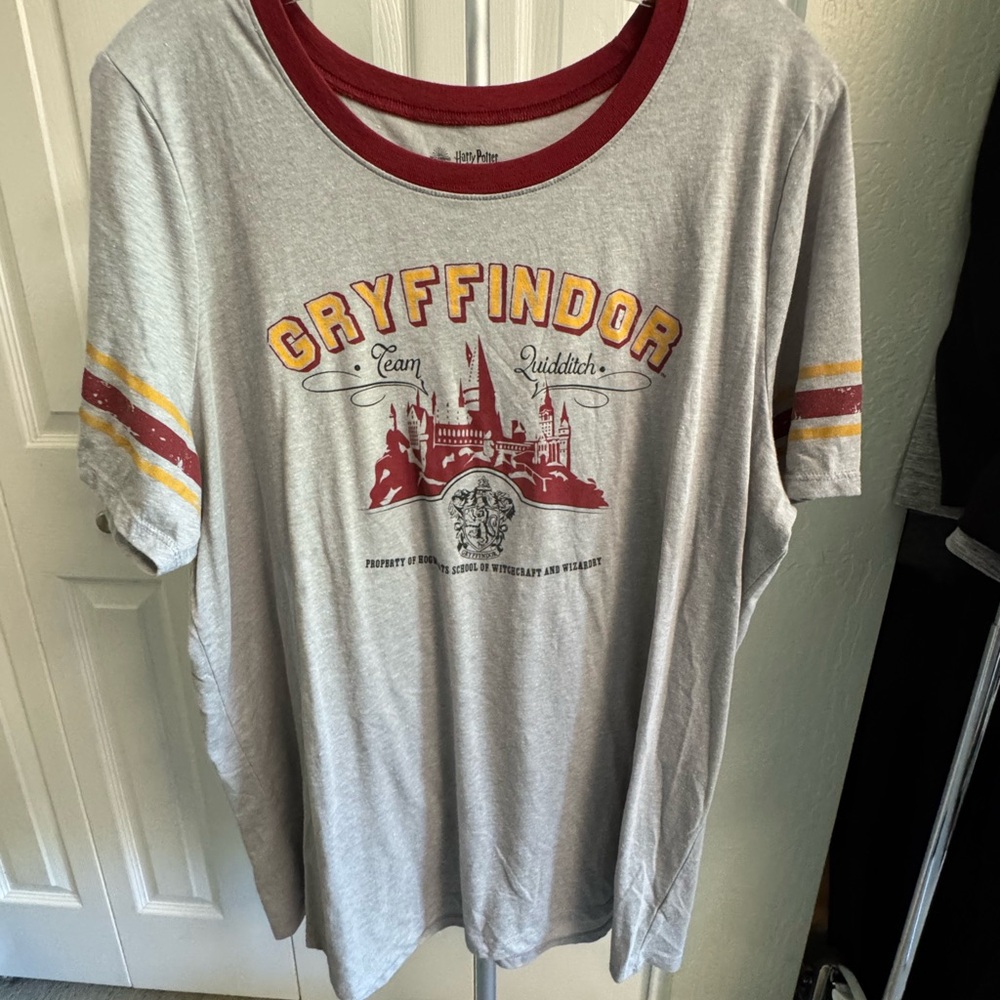 Warner Bros. Gryffindor Quidditch Tee - Gray and Red